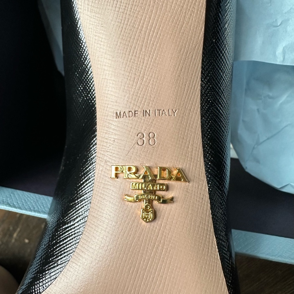 Black Leather PRADA Pumps - Sz 38 / 8 - NWT includes box & dust bag - Picture 4 of 9
